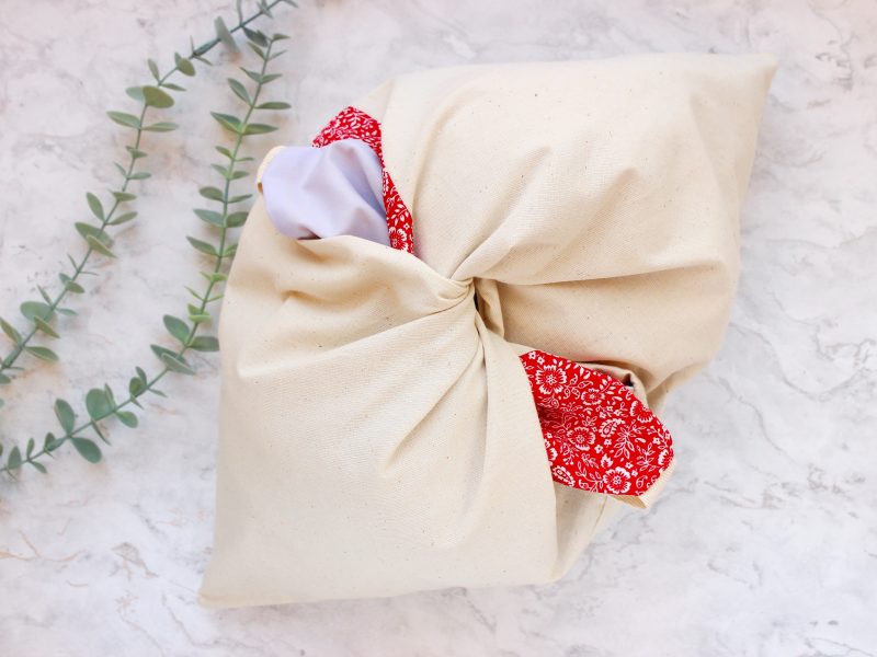 Knot bag- red white floral - Image 5