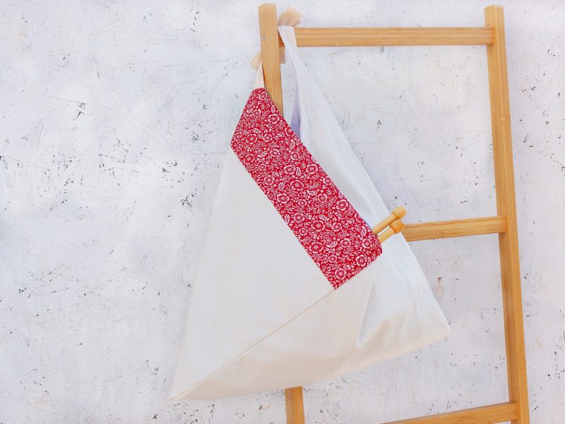 Knot bag- red white floral - Image 3